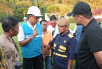 Menteri Energi dan Sumber Daya Mineral (ESDM), Bahlil Lahadalia (kedua dari kanan) bersama Gubernur Sumatra Utara, Bobby Nasution (kanan), Bupati Tapanuli Tengah, Masinton Pasaribu (kiri), dan Direktur Utama PLN, Darmawan Prasodjo (kedua dari kiri) berdiskusi terkait progres pemulihan kelistrikan pascabencana Sumatra Utara di Tapanuli Tengah pada (3/12). Bahlil menyampaikan, dirinya hadir di di lokasi bencana untuk memastikan percepatan pemulihan kelistrikan, ketersediaan material perbaikan, serta kelancaran distribusi logistik di wilayah terdampak dapat dijalankan secara optimal.