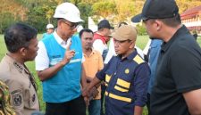 Menteri Energi dan Sumber Daya Mineral (ESDM), Bahlil Lahadalia (kedua dari kanan) bersama Gubernur Sumatra Utara, Bobby Nasution (kanan), Bupati Tapanuli Tengah, Masinton Pasaribu (kiri), dan Direktur Utama PLN, Darmawan Prasodjo (kedua dari kiri) berdiskusi terkait progres pemulihan kelistrikan pascabencana Sumatra Utara di Tapanuli Tengah pada (3/12). Bahlil menyampaikan, dirinya hadir di di lokasi bencana untuk memastikan percepatan pemulihan kelistrikan, ketersediaan material perbaikan, serta kelancaran distribusi logistik di wilayah terdampak dapat dijalankan secara optimal.