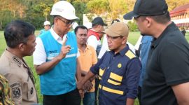 Menteri Energi dan Sumber Daya Mineral (ESDM), Bahlil Lahadalia (kedua dari kanan) bersama Gubernur Sumatra Utara, Bobby Nasution (kanan), Bupati Tapanuli Tengah, Masinton Pasaribu (kiri), dan Direktur Utama PLN, Darmawan Prasodjo (kedua dari kiri) berdiskusi terkait progres pemulihan kelistrikan pascabencana Sumatra Utara di Tapanuli Tengah pada (3/12). Bahlil menyampaikan, dirinya hadir di di lokasi bencana untuk memastikan percepatan pemulihan kelistrikan, ketersediaan material perbaikan, serta kelancaran distribusi logistik di wilayah terdampak dapat dijalankan secara optimal.