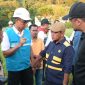 Menteri Energi dan Sumber Daya Mineral (ESDM), Bahlil Lahadalia (kedua dari kanan) bersama Gubernur Sumatra Utara, Bobby Nasution (kanan), Bupati Tapanuli Tengah, Masinton Pasaribu (kiri), dan Direktur Utama PLN, Darmawan Prasodjo (kedua dari kiri) berdiskusi terkait progres pemulihan kelistrikan pascabencana Sumatra Utara di Tapanuli Tengah pada (3/12). Bahlil menyampaikan, dirinya hadir di di lokasi bencana untuk memastikan percepatan pemulihan kelistrikan, ketersediaan material perbaikan, serta kelancaran distribusi logistik di wilayah terdampak dapat dijalankan secara optimal.