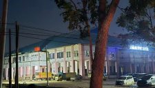 Suasana posko pengungsian utama di Tamiang Sport Center kembali menyala pada Kamis (4/12) setelah adanya pasokan listrik dari jaringan PLN. foto dok. PLN