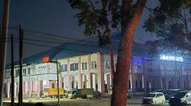 Suasana posko pengungsian utama di Tamiang Sport Center kembali menyala pada Kamis (4/12) setelah adanya pasokan listrik dari jaringan PLN. foto dok. PLN