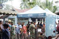 Tampak petugas PLN, TNI, warga dan relawan bergerak bersama melangsir bantuan logistik ke Posko Penanganan Bencana di Desa Blang Panjoe, Kabupaten Bireuen, Aceh.