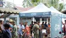 Tampak petugas PLN, TNI, warga dan relawan bergerak bersama melangsir bantuan logistik ke Posko Penanganan Bencana di Desa Blang Panjoe, Kabupaten Bireuen, Aceh.