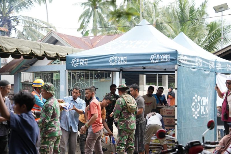 Tampak petugas PLN, TNI, warga dan relawan bergerak bersama melangsir bantuan logistik ke Posko Penanganan Bencana di Desa Blang Panjoe, Kabupaten Bireuen, Aceh.