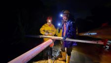 Meski dengan keterbatasan penerangan, petugas PLN terus berupaya mempercepat proses pemulihan kelistrikan pasca banjir dan longsor di Tapanuli Tengah.