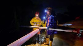 Meski dengan keterbatasan penerangan, petugas PLN terus berupaya mempercepat proses pemulihan kelistrikan pasca banjir dan longsor di Tapanuli Tengah.