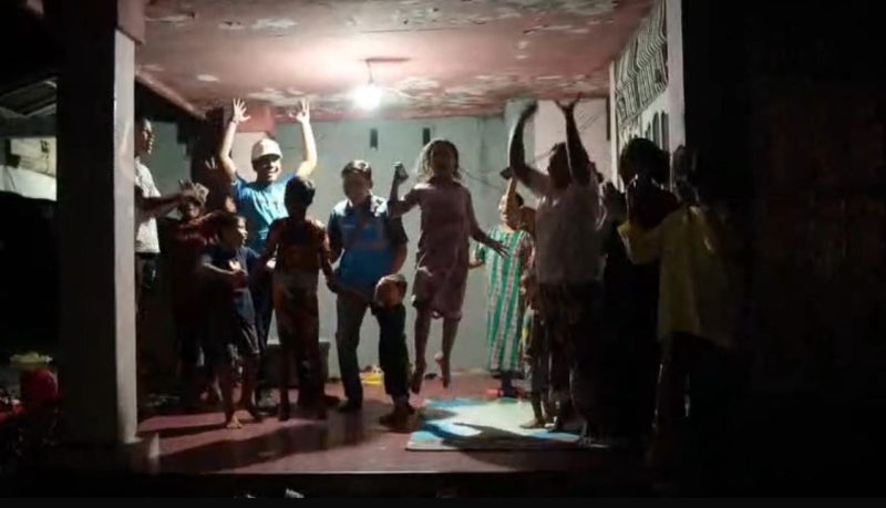 Warga Kabupaten Agam bersorak-sorai merayakan listrik yang kembali menyala pascabencana banjir dan tanah longsor yang menerjang Sumatra Barat. Kini, listrik di wilayah Sumatra Barat berhasil pulih 100% setelah Kabupaten Agam sebagai wilayah terdampak terakhir berhasil menyala penuh pada Jumat (5/12) pukul 17:53 WIB.