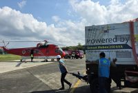 Petugas PLN tengah menyiapkan genset untuk diangkut menggunakan helikopter Badan Nasional Penanggulangan Bencana (BNPB) menuju Takengon, Aceh Tengah, guna memulihkan pasokan listrik bagi Rumah Sakit Umum Daerah (RSUD) Datu Beru.