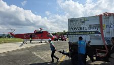 Petugas PLN tengah menyiapkan genset untuk diangkut menggunakan helikopter Badan Nasional Penanggulangan Bencana (BNPB) menuju Takengon, Aceh Tengah, guna memulihkan pasokan listrik bagi Rumah Sakit Umum Daerah (RSUD) Datu Beru.