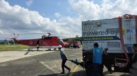 Petugas PLN tengah menyiapkan genset untuk diangkut menggunakan helikopter Badan Nasional Penanggulangan Bencana (BNPB) menuju Takengon, Aceh Tengah, guna memulihkan pasokan listrik bagi Rumah Sakit Umum Daerah (RSUD) Datu Beru.