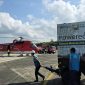 Petugas PLN tengah menyiapkan genset untuk diangkut menggunakan helikopter Badan Nasional Penanggulangan Bencana (BNPB) menuju Takengon, Aceh Tengah, guna memulihkan pasokan listrik bagi Rumah Sakit Umum Daerah (RSUD) Datu Beru.