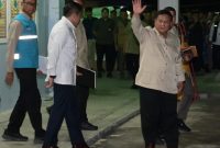 Presiden Republik Indonesia, Prabowo Subianto (kanan), Sekretaris Kabinet, Teddy Indra Wijaya (tengah) dan Direktur Utama PLN, Darmawan Prasodjo (kiri) setelah menghadiri rapat terbatas Pemerintah di posko terpadu penanganan bencana alam Aceh di Lanud Sultan Iskandar Muda, Aceh Besar, Minggu (7/12).