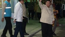 Presiden Republik Indonesia, Prabowo Subianto (kanan), Sekretaris Kabinet, Teddy Indra Wijaya (tengah) dan Direktur Utama PLN, Darmawan Prasodjo (kiri) setelah menghadiri rapat terbatas Pemerintah di posko terpadu penanganan bencana alam Aceh di Lanud Sultan Iskandar Muda, Aceh Besar, Minggu (7/12).