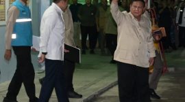 Presiden Republik Indonesia, Prabowo Subianto (kanan), Sekretaris Kabinet, Teddy Indra Wijaya (tengah) dan Direktur Utama PLN, Darmawan Prasodjo (kiri) setelah menghadiri rapat terbatas Pemerintah di posko terpadu penanganan bencana alam Aceh di Lanud Sultan Iskandar Muda, Aceh Besar, Minggu (7/12).
