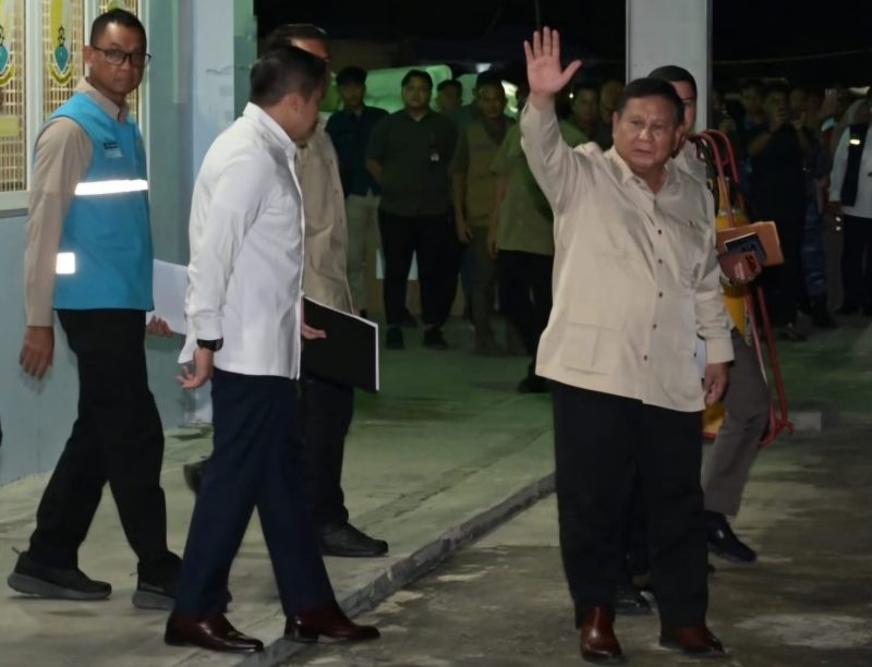 Presiden Republik Indonesia, Prabowo Subianto (kanan), Sekretaris Kabinet, Teddy Indra Wijaya (tengah) dan Direktur Utama PLN, Darmawan Prasodjo (kiri) setelah menghadiri rapat terbatas Pemerintah di posko terpadu penanganan bencana alam Aceh di Lanud Sultan Iskandar Muda, Aceh Besar, Minggu (7/12).