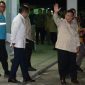 Presiden Republik Indonesia, Prabowo Subianto (kanan), Sekretaris Kabinet, Teddy Indra Wijaya (tengah) dan Direktur Utama PLN, Darmawan Prasodjo (kiri) setelah menghadiri rapat terbatas Pemerintah di posko terpadu penanganan bencana alam Aceh di Lanud Sultan Iskandar Muda, Aceh Besar, Minggu (7/12).