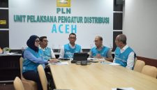 Direktur Utama PLN, Darmawan Prasodjo (tengah) didampingi oleh Direktur Manajemen Proyek dan EBT PLN, Suroso Isnandar (kedua dari kanan), Direktur Distribusi PLN, Arsyadany G Akmalaputri (kiri), Direktur Transmisi dan Perencanaan Sistem PLN, Edwin Nugraha Putra (kanan) dan General Manager PLN UIW Aceh, Eddi Saputra (kedua dari kiri) dalam agenda Laporan dan Rapat Koordinasi bersama Menteri ESDM yang digelar secara daring di Banda Aceh pada Selasa (9/12).