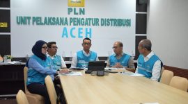 Direktur Utama PLN, Darmawan Prasodjo (tengah) didampingi oleh Direktur Manajemen Proyek dan EBT PLN, Suroso Isnandar (kedua dari kanan), Direktur Distribusi PLN, Arsyadany G Akmalaputri (kiri), Direktur Transmisi dan Perencanaan Sistem PLN, Edwin Nugraha Putra (kanan) dan General Manager PLN UIW Aceh, Eddi Saputra (kedua dari kiri) dalam agenda Laporan dan Rapat Koordinasi bersama Menteri ESDM yang digelar secara daring di Banda Aceh pada Selasa (9/12).