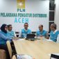Direktur Utama PLN, Darmawan Prasodjo (tengah) didampingi oleh Direktur Manajemen Proyek dan EBT PLN, Suroso Isnandar (kedua dari kanan), Direktur Distribusi PLN, Arsyadany G Akmalaputri (kiri), Direktur Transmisi dan Perencanaan Sistem PLN, Edwin Nugraha Putra (kanan) dan General Manager PLN UIW Aceh, Eddi Saputra (kedua dari kiri) dalam agenda Laporan dan Rapat Koordinasi bersama Menteri ESDM yang digelar secara daring di Banda Aceh pada Selasa (9/12).