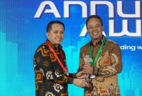 Direktur Utama PLN Nusantara Power Ruly Firmansyah (kanan) saat menerima piala Juara 1 kategori BUMN Non Go Publik Non Keuangan Klaster Pendapatan di atas Rp5 Triliun dalam ajang Annual Report Award (ARA) 2024. Tercatat PLN NP pernah menjadi juara 1 pada tahun 2019.