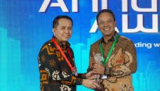 Direktur Utama PLN Nusantara Power Ruly Firmansyah (kanan) saat menerima piala Juara 1 kategori BUMN Non Go Publik Non Keuangan Klaster Pendapatan di atas Rp5 Triliun dalam ajang Annual Report Award (ARA) 2024. Tercatat PLN NP pernah menjadi juara 1 pada tahun 2019.