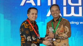 Direktur Utama PLN Nusantara Power Ruly Firmansyah (kanan) saat menerima piala Juara 1 kategori BUMN Non Go Publik Non Keuangan Klaster Pendapatan di atas Rp5 Triliun dalam ajang Annual Report Award (ARA) 2024. Tercatat PLN NP pernah menjadi juara 1 pada tahun 2019.