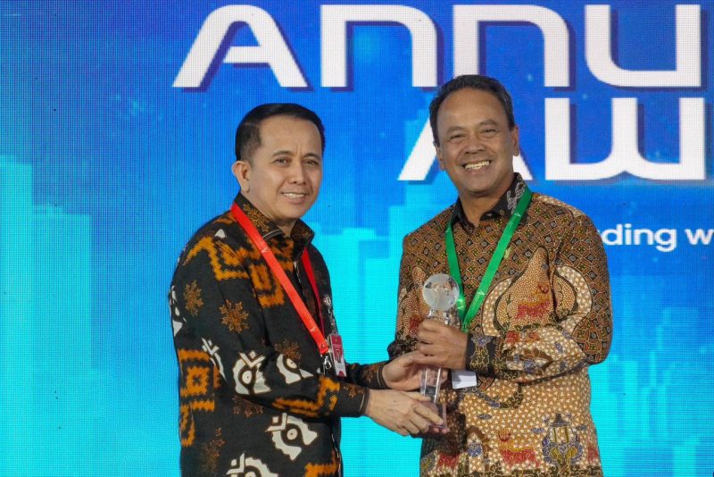 Direktur Utama PLN Nusantara Power Ruly Firmansyah (kanan) saat menerima piala Juara 1 kategori BUMN Non Go Publik Non Keuangan Klaster Pendapatan di atas Rp5 Triliun dalam ajang Annual Report Award (ARA) 2024. Tercatat PLN NP pernah menjadi juara 1 pada tahun 2019.