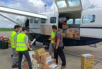 [11.40, 11/12/2025] Siti Nusantara Power: Siaran Pers No 7/XII/2025/PLNNP/BidCom
PLN Nusantara Power Salurkan Bantuan Bertahap untuk Korban Banjir dan Longsor di Sumatra Utara, Aceh, dan Sumatra Barat

Jakarta, 11 Desember 2025 – PLN Nusantara Power (PLN NP) terus menyalurkan bantuan kemanusiaan secara bertahap bagi masyarakat terdampak banjir bandang dan tanah longsor di Sumatra Utara, Aceh, dan Sumatra Barat. Penyaluran dilakukan melalui jalur darat dan udara, disesuaikan dengan kondisi akses yang dinamis di lapangan.

Pada tahap awal penanganan, PLN NP memanfaatkan jalur udara untuk mempercepat distribusi bantuan mendesak, termasuk perangkat komunikasi darurat dan logistik prioritas. Seiring membaiknya akses darat, penyaluran dilanjutkan dengan intensifikasi distribusi melalui jalur darat bekerja sama dengan berbagai pihak di lokasi bencana.

Bantuan ini merupakan wujud kepedulian PLN NP Group, yang melibatkan anak usaha, perusahaan afiliasi, YBM PLN, PLN setempat, BPBD, hingga berbagai organisasi sosial yang memiliki pengalaman dalam penyaluran bantuan. Selain melalui program CSR dan LAZIS PLN NP, dukungan juga datang dari donasi karyawan yang dihimpun melalui Serikat Pekerja, PIKK, dan unit-unit PLN NP di seluruh Indonesia.

Hingga10 Desember 2025, bantuan PLN NP telah menjangkau lebih dari 18.000 penerima manfaat, yang tersebar di Aceh,  Sumatra Utara, dan Sumatra Barat. Jumlah ini akan terus meningkat seiring penyaluran lanjutan yang diproyeksikan menjangkau lebih dari 50.000 penerima manfaat.

Bantuan mencakup kebutuhan dasar seperti bahan makanan, air minum, obat-obatan, pakaian, popok, dan perlengkapan lainnya yang menjadi prioritas masyarakat terdampak. PLN NP juga menyediakan dukungan pendukung seperti sarana komunikasi, genset, perahu karet, BBM, ambulans, serta posko kesehatan lengkap dengan tenaga medis. Ke depan, PLN NP merencanakan dukungan tambahan berupa pemulihan fasilitas umum setelah kondisi mulai stabil.

Dalam proses penanganan awal, Direksi PLN NP turut hadir di lapangan. Direktur Pembangkit Gas PLN NP, Komang Parmita, melakukan peninjauan langsung ke unit-unit terdampak untuk memastikan keselamatan karyawan, memberikan penguatan moril, serta menyusun langkah percepatan pemulihan pasokan listrik bagi masyarakat. Kehadiran Direksi ini sekaligus memastikan proses pemulihan berjalan sesuai prioritas dan kebutuhan di lapangan.

Seiring dengan itu, tim tanggap darurat PLN NP dari Kantor Pusat dan unit-unit sekitar terus melakukan inventarisasi kebutuhan, pemantauan kondisi operasional, dan percepatan pemulihan pembangkit yang terdampak bencana. Beberapa pembangkit yang sempat berhenti beroperasi kini mulai pulih dan kembali memasok listrik ke sistem kelistrikan PLN.

Direktur Utama PLN NP, Ruly Firmansyah, menegaskan komitmen perusahaan dalam membantu masyarakat di wilayah terdampak.
“Kami memastikan setiap bantuan tersalurkan dengan baik dan mendukung percepatan pemulihan di seluruh wilayah yang terdampak. Kolaborasi seluruh pihak sangat penting agar proses pemulihan berjalan optimal, baik bagi masyarakat maupun sistem kelistrikan,” ujarnya.

PLN NP akan terus memantau perkembangan kondisi dan memastikan proses penyaluran bantuan dilakukan secara berkelanjutan melalui koordinasi intensif dengan berbagai pihak terkait.(*)

Narahubung:
Harry Purnomo
Vice President Corporate Communication & CSR
PT PLN Nusantara Power
Telp. 031 8283180

Sekilas Tentang PT PLN Nusantara Power
PT PLN Nusantara Power adalah Subholding dari PT PLN (Persero) yang senantiasa mengabdikan diri untuk bangsa dan negara Indonesia, serta mendorong perkembangan perekonomian nasional dengan menyediakan energi listrik yang bermutu tinggi, andal, dan ramah lingkungan. PT PLN Nusantara Power telah mengelola pembangkit di seluruh Indonesia dengan total kapasitas sebesar 18.573 MW. Dengan visi menjadi Perusahaan Pembangkitan yang…
[11.41, 11/12/2025] Siti Nusantara Power: Kerusakan yang terjadi di sekitar area PLN NP UP Panda akibat bencana banjir dan tanah longsor di Sumatra Utara.
[11.41, 11/12/2025] Siti Nusantara Power: Direktur Operasi Pembangkit Gas PLN Nusantara Power Komang Parmita (tengah berompi biru) mengunjungi karyawan  PLN NP UP Pandan dan keluarganya yang terkena dampak bencana. Kehadirannya untuk  memastikan keselamatan karyawan, memberikan dukungan moril, serta menyusun langkah strategis guna percepatan pemulihan listrik bagi masyarakat.
[11.41, 11/12/2025] Siti Nusantara Power: Proses memuat bantuan ke dalam pesawat yang dicarter PLN Nusantara Power untuk mengangkut kebutuhan bagi warga di  sekitar Unit PLN NP terdampak bencara banjir dan tanah longsor yang masih sulit dijangkau dengan perjalanan darat.