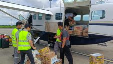 [11.40, 11/12/2025] Siti Nusantara Power: Siaran Pers No 7/XII/2025/PLNNP/BidCom
PLN Nusantara Power Salurkan Bantuan Bertahap untuk Korban Banjir dan Longsor di Sumatra Utara, Aceh, dan Sumatra Barat

Jakarta, 11 Desember 2025 – PLN Nusantara Power (PLN NP) terus menyalurkan bantuan kemanusiaan secara bertahap bagi masyarakat terdampak banjir bandang dan tanah longsor di Sumatra Utara, Aceh, dan Sumatra Barat. Penyaluran dilakukan melalui jalur darat dan udara, disesuaikan dengan kondisi akses yang dinamis di lapangan.

Pada tahap awal penanganan, PLN NP memanfaatkan jalur udara untuk mempercepat distribusi bantuan mendesak, termasuk perangkat komunikasi darurat dan logistik prioritas. Seiring membaiknya akses darat, penyaluran dilanjutkan dengan intensifikasi distribusi melalui jalur darat bekerja sama dengan berbagai pihak di lokasi bencana.

Bantuan ini merupakan wujud kepedulian PLN NP Group, yang melibatkan anak usaha, perusahaan afiliasi, YBM PLN, PLN setempat, BPBD, hingga berbagai organisasi sosial yang memiliki pengalaman dalam penyaluran bantuan. Selain melalui program CSR dan LAZIS PLN NP, dukungan juga datang dari donasi karyawan yang dihimpun melalui Serikat Pekerja, PIKK, dan unit-unit PLN NP di seluruh Indonesia.

Hingga10 Desember 2025, bantuan PLN NP telah menjangkau lebih dari 18.000 penerima manfaat, yang tersebar di Aceh,  Sumatra Utara, dan Sumatra Barat. Jumlah ini akan terus meningkat seiring penyaluran lanjutan yang diproyeksikan menjangkau lebih dari 50.000 penerima manfaat.

Bantuan mencakup kebutuhan dasar seperti bahan makanan, air minum, obat-obatan, pakaian, popok, dan perlengkapan lainnya yang menjadi prioritas masyarakat terdampak. PLN NP juga menyediakan dukungan pendukung seperti sarana komunikasi, genset, perahu karet, BBM, ambulans, serta posko kesehatan lengkap dengan tenaga medis. Ke depan, PLN NP merencanakan dukungan tambahan berupa pemulihan fasilitas umum setelah kondisi mulai stabil.

Dalam proses penanganan awal, Direksi PLN NP turut hadir di lapangan. Direktur Pembangkit Gas PLN NP, Komang Parmita, melakukan peninjauan langsung ke unit-unit terdampak untuk memastikan keselamatan karyawan, memberikan penguatan moril, serta menyusun langkah percepatan pemulihan pasokan listrik bagi masyarakat. Kehadiran Direksi ini sekaligus memastikan proses pemulihan berjalan sesuai prioritas dan kebutuhan di lapangan.

Seiring dengan itu, tim tanggap darurat PLN NP dari Kantor Pusat dan unit-unit sekitar terus melakukan inventarisasi kebutuhan, pemantauan kondisi operasional, dan percepatan pemulihan pembangkit yang terdampak bencana. Beberapa pembangkit yang sempat berhenti beroperasi kini mulai pulih dan kembali memasok listrik ke sistem kelistrikan PLN.

Direktur Utama PLN NP, Ruly Firmansyah, menegaskan komitmen perusahaan dalam membantu masyarakat di wilayah terdampak.
“Kami memastikan setiap bantuan tersalurkan dengan baik dan mendukung percepatan pemulihan di seluruh wilayah yang terdampak. Kolaborasi seluruh pihak sangat penting agar proses pemulihan berjalan optimal, baik bagi masyarakat maupun sistem kelistrikan,” ujarnya.

PLN NP akan terus memantau perkembangan kondisi dan memastikan proses penyaluran bantuan dilakukan secara berkelanjutan melalui koordinasi intensif dengan berbagai pihak terkait.(*)

Narahubung:
Harry Purnomo
Vice President Corporate Communication & CSR
PT PLN Nusantara Power
Telp. 031 8283180

Sekilas Tentang PT PLN Nusantara Power
PT PLN Nusantara Power adalah Subholding dari PT PLN (Persero) yang senantiasa mengabdikan diri untuk bangsa dan negara Indonesia, serta mendorong perkembangan perekonomian nasional dengan menyediakan energi listrik yang bermutu tinggi, andal, dan ramah lingkungan. PT PLN Nusantara Power telah mengelola pembangkit di seluruh Indonesia dengan total kapasitas sebesar 18.573 MW. Dengan visi menjadi Perusahaan Pembangkitan yang…
[11.41, 11/12/2025] Siti Nusantara Power: Kerusakan yang terjadi di sekitar area PLN NP UP Panda akibat bencana banjir dan tanah longsor di Sumatra Utara.
[11.41, 11/12/2025] Siti Nusantara Power: Direktur Operasi Pembangkit Gas PLN Nusantara Power Komang Parmita (tengah berompi biru) mengunjungi karyawan  PLN NP UP Pandan dan keluarganya yang terkena dampak bencana. Kehadirannya untuk  memastikan keselamatan karyawan, memberikan dukungan moril, serta menyusun langkah strategis guna percepatan pemulihan listrik bagi masyarakat.
[11.41, 11/12/2025] Siti Nusantara Power: Proses memuat bantuan ke dalam pesawat yang dicarter PLN Nusantara Power untuk mengangkut kebutuhan bagi warga di  sekitar Unit PLN NP terdampak bencara banjir dan tanah longsor yang masih sulit dijangkau dengan perjalanan darat.