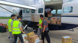 [11.40, 11/12/2025] Siti Nusantara Power: Siaran Pers No 7/XII/2025/PLNNP/BidCom
PLN Nusantara Power Salurkan Bantuan Bertahap untuk Korban Banjir dan Longsor di Sumatra Utara, Aceh, dan Sumatra Barat

Jakarta, 11 Desember 2025 – PLN Nusantara Power (PLN NP) terus menyalurkan bantuan kemanusiaan secara bertahap bagi masyarakat terdampak banjir bandang dan tanah longsor di Sumatra Utara, Aceh, dan Sumatra Barat. Penyaluran dilakukan melalui jalur darat dan udara, disesuaikan dengan kondisi akses yang dinamis di lapangan.

Pada tahap awal penanganan, PLN NP memanfaatkan jalur udara untuk mempercepat distribusi bantuan mendesak, termasuk perangkat komunikasi darurat dan logistik prioritas. Seiring membaiknya akses darat, penyaluran dilanjutkan dengan intensifikasi distribusi melalui jalur darat bekerja sama dengan berbagai pihak di lokasi bencana.

Bantuan ini merupakan wujud kepedulian PLN NP Group, yang melibatkan anak usaha, perusahaan afiliasi, YBM PLN, PLN setempat, BPBD, hingga berbagai organisasi sosial yang memiliki pengalaman dalam penyaluran bantuan. Selain melalui program CSR dan LAZIS PLN NP, dukungan juga datang dari donasi karyawan yang dihimpun melalui Serikat Pekerja, PIKK, dan unit-unit PLN NP di seluruh Indonesia.

Hingga10 Desember 2025, bantuan PLN NP telah menjangkau lebih dari 18.000 penerima manfaat, yang tersebar di Aceh,  Sumatra Utara, dan Sumatra Barat. Jumlah ini akan terus meningkat seiring penyaluran lanjutan yang diproyeksikan menjangkau lebih dari 50.000 penerima manfaat.

Bantuan mencakup kebutuhan dasar seperti bahan makanan, air minum, obat-obatan, pakaian, popok, dan perlengkapan lainnya yang menjadi prioritas masyarakat terdampak. PLN NP juga menyediakan dukungan pendukung seperti sarana komunikasi, genset, perahu karet, BBM, ambulans, serta posko kesehatan lengkap dengan tenaga medis. Ke depan, PLN NP merencanakan dukungan tambahan berupa pemulihan fasilitas umum setelah kondisi mulai stabil.

Dalam proses penanganan awal, Direksi PLN NP turut hadir di lapangan. Direktur Pembangkit Gas PLN NP, Komang Parmita, melakukan peninjauan langsung ke unit-unit terdampak untuk memastikan keselamatan karyawan, memberikan penguatan moril, serta menyusun langkah percepatan pemulihan pasokan listrik bagi masyarakat. Kehadiran Direksi ini sekaligus memastikan proses pemulihan berjalan sesuai prioritas dan kebutuhan di lapangan.

Seiring dengan itu, tim tanggap darurat PLN NP dari Kantor Pusat dan unit-unit sekitar terus melakukan inventarisasi kebutuhan, pemantauan kondisi operasional, dan percepatan pemulihan pembangkit yang terdampak bencana. Beberapa pembangkit yang sempat berhenti beroperasi kini mulai pulih dan kembali memasok listrik ke sistem kelistrikan PLN.

Direktur Utama PLN NP, Ruly Firmansyah, menegaskan komitmen perusahaan dalam membantu masyarakat di wilayah terdampak.
“Kami memastikan setiap bantuan tersalurkan dengan baik dan mendukung percepatan pemulihan di seluruh wilayah yang terdampak. Kolaborasi seluruh pihak sangat penting agar proses pemulihan berjalan optimal, baik bagi masyarakat maupun sistem kelistrikan,” ujarnya.

PLN NP akan terus memantau perkembangan kondisi dan memastikan proses penyaluran bantuan dilakukan secara berkelanjutan melalui koordinasi intensif dengan berbagai pihak terkait.(*)

Narahubung:
Harry Purnomo
Vice President Corporate Communication & CSR
PT PLN Nusantara Power
Telp. 031 8283180

Sekilas Tentang PT PLN Nusantara Power
PT PLN Nusantara Power adalah Subholding dari PT PLN (Persero) yang senantiasa mengabdikan diri untuk bangsa dan negara Indonesia, serta mendorong perkembangan perekonomian nasional dengan menyediakan energi listrik yang bermutu tinggi, andal, dan ramah lingkungan. PT PLN Nusantara Power telah mengelola pembangkit di seluruh Indonesia dengan total kapasitas sebesar 18.573 MW. Dengan visi menjadi Perusahaan Pembangkitan yang…
[11.41, 11/12/2025] Siti Nusantara Power: Kerusakan yang terjadi di sekitar area PLN NP UP Panda akibat bencana banjir dan tanah longsor di Sumatra Utara.
[11.41, 11/12/2025] Siti Nusantara Power: Direktur Operasi Pembangkit Gas PLN Nusantara Power Komang Parmita (tengah berompi biru) mengunjungi karyawan  PLN NP UP Pandan dan keluarganya yang terkena dampak bencana. Kehadirannya untuk  memastikan keselamatan karyawan, memberikan dukungan moril, serta menyusun langkah strategis guna percepatan pemulihan listrik bagi masyarakat.
[11.41, 11/12/2025] Siti Nusantara Power: Proses memuat bantuan ke dalam pesawat yang dicarter PLN Nusantara Power untuk mengangkut kebutuhan bagi warga di  sekitar Unit PLN NP terdampak bencara banjir dan tanah longsor yang masih sulit dijangkau dengan perjalanan darat.