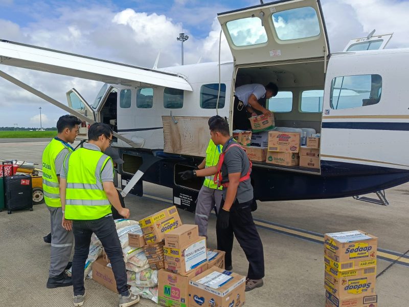 [11.40, 11/12/2025] Siti Nusantara Power: Siaran Pers No 7/XII/2025/PLNNP/BidCom
PLN Nusantara Power Salurkan Bantuan Bertahap untuk Korban Banjir dan Longsor di Sumatra Utara, Aceh, dan Sumatra Barat

Jakarta, 11 Desember 2025 – PLN Nusantara Power (PLN NP) terus menyalurkan bantuan kemanusiaan secara bertahap bagi masyarakat terdampak banjir bandang dan tanah longsor di Sumatra Utara, Aceh, dan Sumatra Barat. Penyaluran dilakukan melalui jalur darat dan udara, disesuaikan dengan kondisi akses yang dinamis di lapangan.

Pada tahap awal penanganan, PLN NP memanfaatkan jalur udara untuk mempercepat distribusi bantuan mendesak, termasuk perangkat komunikasi darurat dan logistik prioritas. Seiring membaiknya akses darat, penyaluran dilanjutkan dengan intensifikasi distribusi melalui jalur darat bekerja sama dengan berbagai pihak di lokasi bencana.

Bantuan ini merupakan wujud kepedulian PLN NP Group, yang melibatkan anak usaha, perusahaan afiliasi, YBM PLN, PLN setempat, BPBD, hingga berbagai organisasi sosial yang memiliki pengalaman dalam penyaluran bantuan. Selain melalui program CSR dan LAZIS PLN NP, dukungan juga datang dari donasi karyawan yang dihimpun melalui Serikat Pekerja, PIKK, dan unit-unit PLN NP di seluruh Indonesia.

Hingga10 Desember 2025, bantuan PLN NP telah menjangkau lebih dari 18.000 penerima manfaat, yang tersebar di Aceh,  Sumatra Utara, dan Sumatra Barat. Jumlah ini akan terus meningkat seiring penyaluran lanjutan yang diproyeksikan menjangkau lebih dari 50.000 penerima manfaat.

Bantuan mencakup kebutuhan dasar seperti bahan makanan, air minum, obat-obatan, pakaian, popok, dan perlengkapan lainnya yang menjadi prioritas masyarakat terdampak. PLN NP juga menyediakan dukungan pendukung seperti sarana komunikasi, genset, perahu karet, BBM, ambulans, serta posko kesehatan lengkap dengan tenaga medis. Ke depan, PLN NP merencanakan dukungan tambahan berupa pemulihan fasilitas umum setelah kondisi mulai stabil.

Dalam proses penanganan awal, Direksi PLN NP turut hadir di lapangan. Direktur Pembangkit Gas PLN NP, Komang Parmita, melakukan peninjauan langsung ke unit-unit terdampak untuk memastikan keselamatan karyawan, memberikan penguatan moril, serta menyusun langkah percepatan pemulihan pasokan listrik bagi masyarakat. Kehadiran Direksi ini sekaligus memastikan proses pemulihan berjalan sesuai prioritas dan kebutuhan di lapangan.

Seiring dengan itu, tim tanggap darurat PLN NP dari Kantor Pusat dan unit-unit sekitar terus melakukan inventarisasi kebutuhan, pemantauan kondisi operasional, dan percepatan pemulihan pembangkit yang terdampak bencana. Beberapa pembangkit yang sempat berhenti beroperasi kini mulai pulih dan kembali memasok listrik ke sistem kelistrikan PLN.

Direktur Utama PLN NP, Ruly Firmansyah, menegaskan komitmen perusahaan dalam membantu masyarakat di wilayah terdampak.
“Kami memastikan setiap bantuan tersalurkan dengan baik dan mendukung percepatan pemulihan di seluruh wilayah yang terdampak. Kolaborasi seluruh pihak sangat penting agar proses pemulihan berjalan optimal, baik bagi masyarakat maupun sistem kelistrikan,” ujarnya.

PLN NP akan terus memantau perkembangan kondisi dan memastikan proses penyaluran bantuan dilakukan secara berkelanjutan melalui koordinasi intensif dengan berbagai pihak terkait.(*)

Narahubung:
Harry Purnomo
Vice President Corporate Communication & CSR
PT PLN Nusantara Power
Telp. 031 8283180

Sekilas Tentang PT PLN Nusantara Power
PT PLN Nusantara Power adalah Subholding dari PT PLN (Persero) yang senantiasa mengabdikan diri untuk bangsa dan negara Indonesia, serta mendorong perkembangan perekonomian nasional dengan menyediakan energi listrik yang bermutu tinggi, andal, dan ramah lingkungan. PT PLN Nusantara Power telah mengelola pembangkit di seluruh Indonesia dengan total kapasitas sebesar 18.573 MW. Dengan visi menjadi Perusahaan Pembangkitan yang…
[11.41, 11/12/2025] Siti Nusantara Power: Kerusakan yang terjadi di sekitar area PLN NP UP Panda akibat bencana banjir dan tanah longsor di Sumatra Utara.
[11.41, 11/12/2025] Siti Nusantara Power: Direktur Operasi Pembangkit Gas PLN Nusantara Power Komang Parmita (tengah berompi biru) mengunjungi karyawan  PLN NP UP Pandan dan keluarganya yang terkena dampak bencana. Kehadirannya untuk  memastikan keselamatan karyawan, memberikan dukungan moril, serta menyusun langkah strategis guna percepatan pemulihan listrik bagi masyarakat.
[11.41, 11/12/2025] Siti Nusantara Power: Proses memuat bantuan ke dalam pesawat yang dicarter PLN Nusantara Power untuk mengangkut kebutuhan bagi warga di  sekitar Unit PLN NP terdampak bencara banjir dan tanah longsor yang masih sulit dijangkau dengan perjalanan darat.