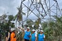 Direktur Utama PLN, Darmawan Prasodjo (ketiga dari kanan) didampingi Direktur Manajemen Proyek dan Energi Baru Terbarukan, Suroso Isnandar (kanan) dan General Manager PLN UIP Sumbagut, Dewanto (kedua dari kanan) meninjau langsung salah satu titik lokasi perbaikan Saluran Udara Tegangan Tinggi (SUTT) 150 kV Langsa–Pangkalan Brandan.