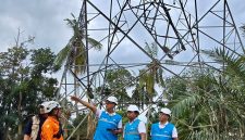 Direktur Utama PLN, Darmawan Prasodjo (ketiga dari kanan) didampingi Direktur Manajemen Proyek dan Energi Baru Terbarukan, Suroso Isnandar (kanan) dan General Manager PLN UIP Sumbagut, Dewanto (kedua dari kanan) meninjau langsung salah satu titik lokasi perbaikan Saluran Udara Tegangan Tinggi (SUTT) 150 kV Langsa–Pangkalan Brandan.
