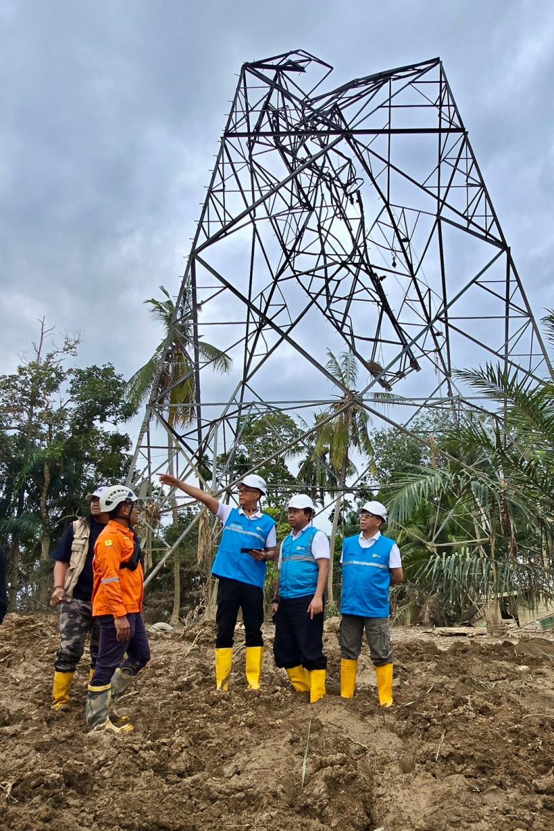 Direktur Utama PLN, Darmawan Prasodjo (ketiga dari kanan) didampingi Direktur Manajemen Proyek dan Energi Baru Terbarukan, Suroso Isnandar (kanan) dan General Manager PLN UIP Sumbagut, Dewanto (kedua dari kanan) meninjau langsung salah satu titik lokasi perbaikan Saluran Udara Tegangan Tinggi (SUTT) 150 kV Langsa–Pangkalan Brandan.