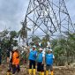 Direktur Utama PLN, Darmawan Prasodjo (ketiga dari kanan) didampingi Direktur Manajemen Proyek dan Energi Baru Terbarukan, Suroso Isnandar (kanan) dan General Manager PLN UIP Sumbagut, Dewanto (kedua dari kanan) meninjau langsung salah satu titik lokasi perbaikan Saluran Udara Tegangan Tinggi (SUTT) 150 kV Langsa–Pangkalan Brandan.