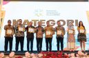 Sekretaris Perusahaan PLN  Nusantara Power Hamidi Hamid (ketiga dari kiri) berfoto bersama Menteri Kependudukan dan Pembangunan Keluarga, Dr. Wihaji, S.Ag, M.Pd (keempat dari kiri) dan para penerima penghargaan GENTING Award  lainnya.