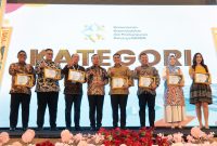 Sekretaris Perusahaan PLN  Nusantara Power Hamidi Hamid (ketiga dari kiri) berfoto bersama Menteri Kependudukan dan Pembangunan Keluarga, Dr. Wihaji, S.Ag, M.Pd (keempat dari kiri) dan para penerima penghargaan GENTING Award  lainnya.