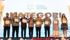 Sekretaris Perusahaan PLN Nusantara Power Hamidi Hamid (ketiga dari kiri) berfoto bersama Menteri Kependudukan dan Pembangunan Keluarga, Dr. Wihaji, S.Ag, M.Pd (keempat dari kiri) dan para penerima penghargaan GENTING Award lainnya.