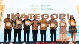 Sekretaris Perusahaan PLN  Nusantara Power Hamidi Hamid (ketiga dari kiri) berfoto bersama Menteri Kependudukan dan Pembangunan Keluarga, Dr. Wihaji, S.Ag, M.Pd (keempat dari kiri) dan para penerima penghargaan GENTING Award  lainnya.