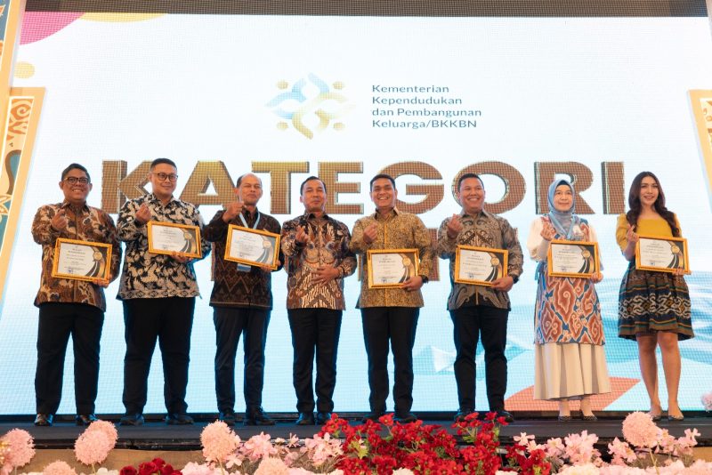 Sekretaris Perusahaan PLN  Nusantara Power Hamidi Hamid (ketiga dari kiri) berfoto bersama Menteri Kependudukan dan Pembangunan Keluarga, Dr. Wihaji, S.Ag, M.Pd (keempat dari kiri) dan para penerima penghargaan GENTING Award  lainnya.