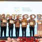 Sekretaris Perusahaan PLN  Nusantara Power Hamidi Hamid (ketiga dari kiri) berfoto bersama Menteri Kependudukan dan Pembangunan Keluarga, Dr. Wihaji, S.Ag, M.Pd (keempat dari kiri) dan para penerima penghargaan GENTING Award  lainnya.