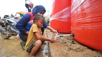 Pertamina Salurkan Bantuan Air Bersih di Aceh dan Sumatra