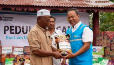 Direktur Utama Ruly Firmansyah (kanan) saat menyerahkan simbolisasi bantuan bencana bagi masyarakat terdampak di sekitar ring 1 PLTD Cot Trueng, Aceh. PLN Nusantara Power secara kontinyu menyalurkan bantuan yang terdiri dari kebutuhan pokok, kesehatan, dan kebutuhan dasar lainnya. Perhari Minggu (14/12) PLN NP telah menyalurkan lebih dari 13.000 paket bantuan di Aceh.