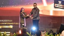 Keterangan Foto : VP Corporate Communication Pertamina Muhammad Baron mewakilkan Pertamina menerima penghargaan Keterbukaan Informasi Publik Kualifikasi Informatif yang diselenggarakan oleh Komisi Informasi Pusat Republik Indonesia yang diselenggarakan di Birawa Assembly, Hotel Bidakara, Jakarta pada Senin (15/12/2025).