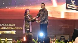 Keterangan Foto : VP Corporate Communication Pertamina Muhammad Baron mewakilkan Pertamina menerima penghargaan Keterbukaan Informasi Publik Kualifikasi Informatif yang diselenggarakan oleh Komisi Informasi Pusat Republik Indonesia yang diselenggarakan di Birawa Assembly, Hotel Bidakara, Jakarta pada Senin (15/12/2025).