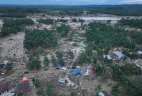 PLN juga memodifikasi alat berat atau crane menjadi tower darurat untuk mengganti salah satu tower yang terdampak bencana di jalur transmisi 150 kV Pangkalan Brandan - Langsa