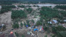 PLN juga memodifikasi alat berat atau crane menjadi tower darurat untuk mengganti salah satu tower yang terdampak bencana di jalur transmisi 150 kV Pangkalan Brandan - Langsa