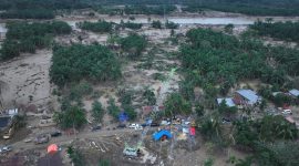 PLN juga memodifikasi alat berat atau crane menjadi tower darurat untuk mengganti salah satu tower yang terdampak bencana di jalur transmisi 150 kV Pangkalan Brandan - Langsa