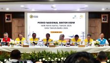 Suasana pembukaan Posko Nasional Sektor ESDM pada Senin, (15/12) di Gedung BPH Migas, Jakarta. Pembukaan posko ini dihadiri oleh Sekretaris Jenderal Kementerian ESDM, Ahmad Erani Yustika (keempat dari kiri), Kepala BPH Migas, Wahyudi Anas (ketiga dari kiri), Ketua Posko Nasional Sektor ESDM Nataru 2025/2026, Erika Retnowati (keempat dari kanan), Direktur Pembinaan Program Ketenagalistrikan Kementerian ESDM, Wanhar (kedua dari kanan), Direktur Retail dan Niaga PLN, Adi Priyanto (kanan), Sekretaris Direktorat Jenderal Migas Kementerian ESDM, Muhammad Rizwi Jilanisaf Hisjam (ketiga dari kanan), Kepala Pusat Vulkanologi dan Mitigasi Bencana Geologi (PVMBG), Hadi Wijaya (kedua dari kiri), dan Direktur Logistik dan Insfrastruktur Pertamina, Jaffe Arizon Suardin (kiri).